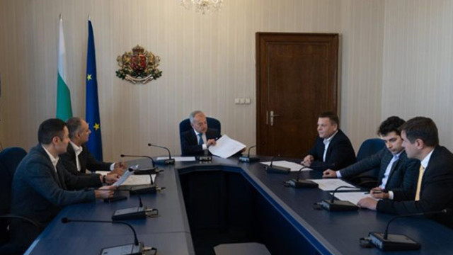 Гълъб Донев събра на заседание служебните министри заради "Лукойл" и цените на горивата