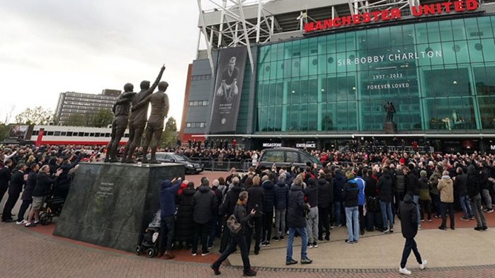 Хиляди фенове почетоха погребалната процесия на легендата на Юнайтед сър