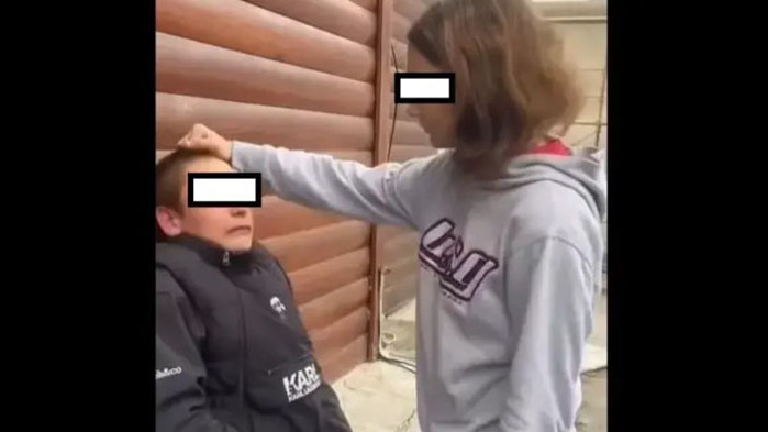 Детска агресия в Перник: Момиче бие момче със специални потребности (ВИДЕО 18+)