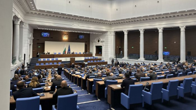 Дебатите по втория вот на недоверие към кабинета Денков започват
