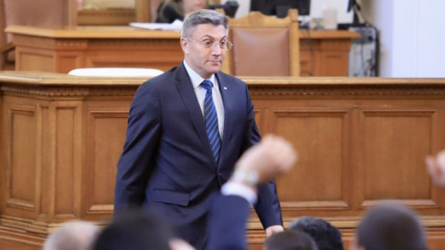 Народното събрание НС изключи бившия председател на ДПС Мустафа Карадайъ