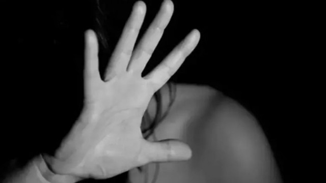 Задържаха 35 годишен мъж за домашно насилие в Нова Загора съобщиха