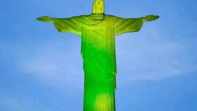 Известната статуя на Христос Спасителя в Рио де Жанейро посрещна