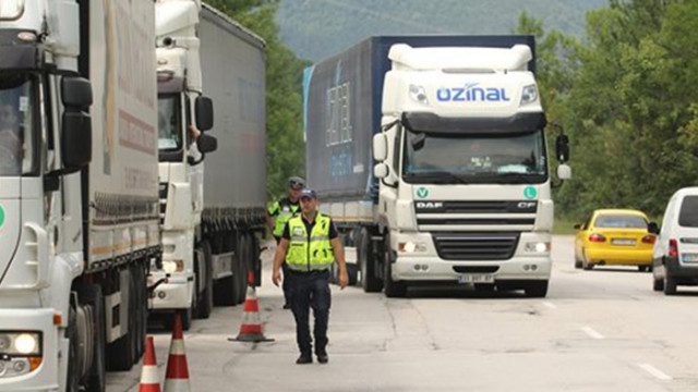 Интензивен е трафикът на камиони по границите с Румъния, Турция и Сърбия