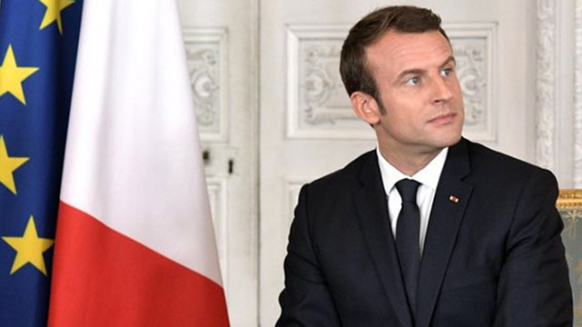 Президентът на Франция Еманюел Макрон разговаря по телефона с емира