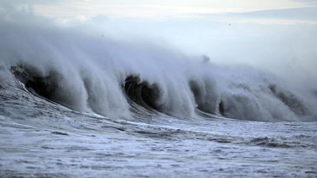 5 метрови вълни и ураганен вятър по българското Черноморие Оранжев код
