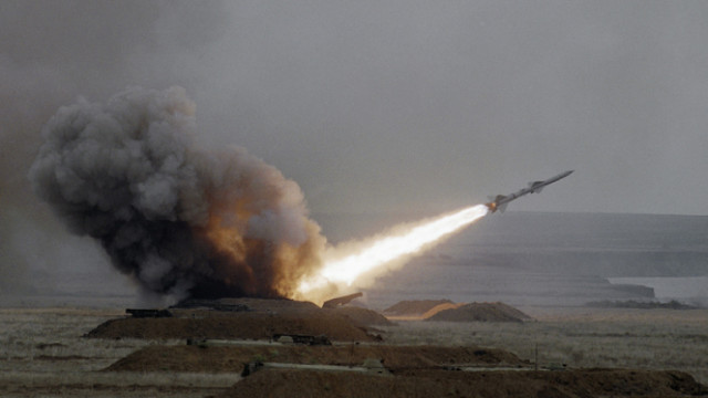 Иран представи нова крилата ракета Фатах 2 Това направиха въздушно космическите
