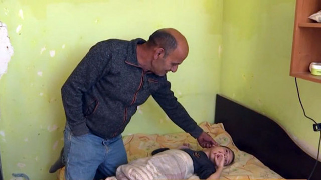 Овдовял баща отглежда сам тежкоболната си дъщеря във врачанското село