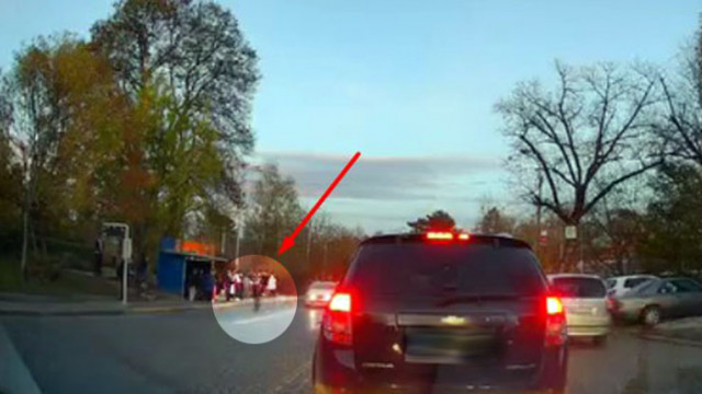 Видео как моторист лети на една гума на оживен столичен