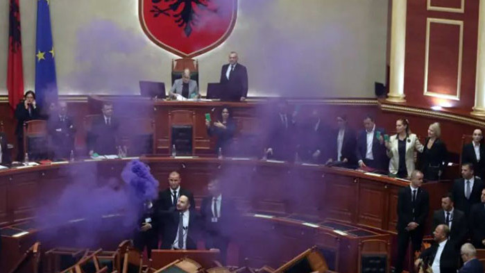 Димки и юмруци спряха заседанието на албанския парламент (ВИДЕО)