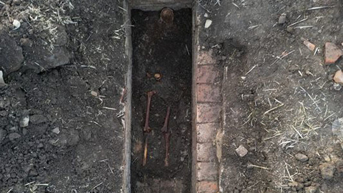 Тракторист откри случайно зидан гроб от римско време край Попово.