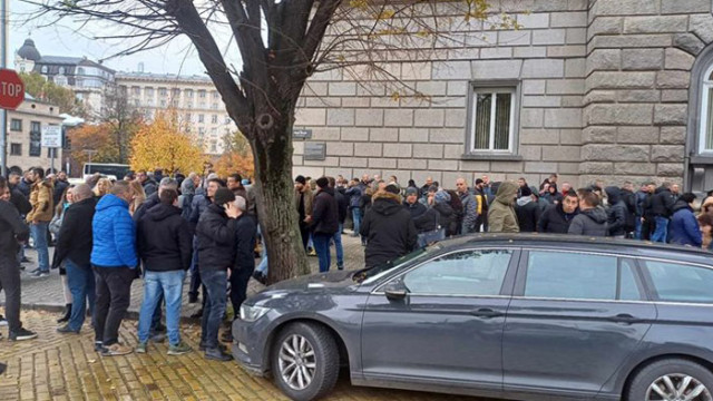 Полицаите се събират пред НС, за да изкажат подкрепа към битите си колеги