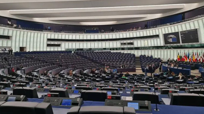 Залата в Европарламента се изпразни при речта на Николай Денков