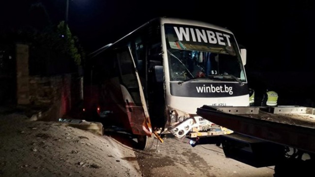 Инфаркт на шофьора предизвикал катастрофата на автобуса с 16 деца край Габрово?