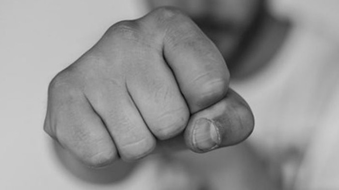 13-годишно момиче зверски пребито от баща си, настанено е в болница