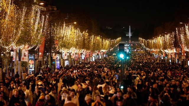 Париж грейна с коледна украса, но на икономичен режим