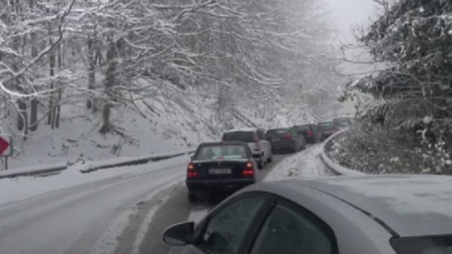 Огромно задръстване, силен снеговалеж и аварирали автомобили на "Петрохан"