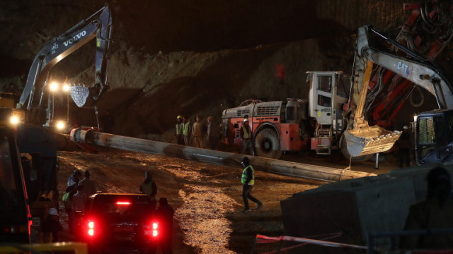 Спасяването на над 40 работници блокирани в тунел на магистрала