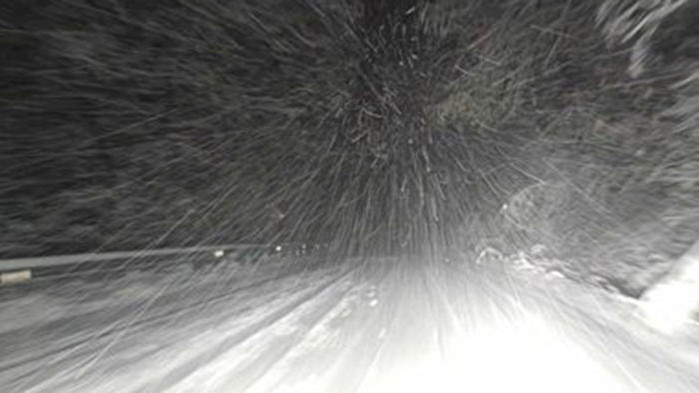 Отвориха Хаинбоаз, но снегът трупа, паднали дървета спират трафика в Търновско