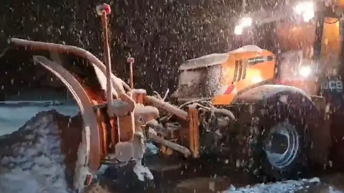 Семейство с деца е блокирано в кола преди прохода Шипка,