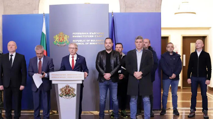 Денков отговори на Пеевски: Да излезе със снегорин и лопата