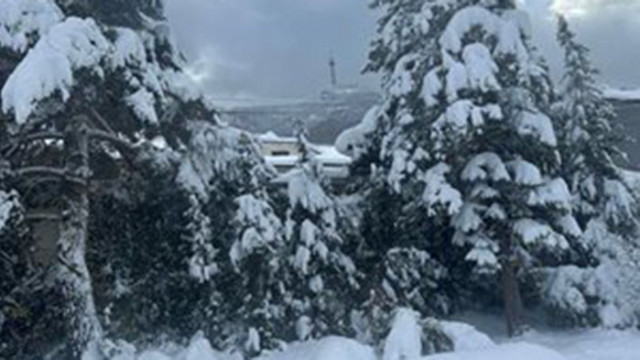 Силен вятър под телевизионната кула на планината Витоша завихря снега