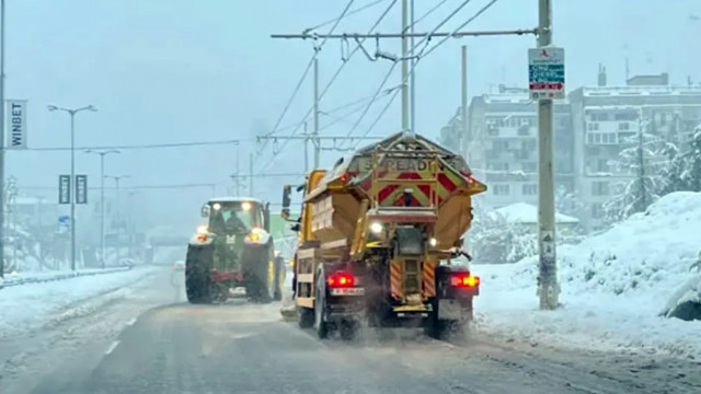 Общини в бедствено положение, затворени училища и непроходими пътища: Зимата започна