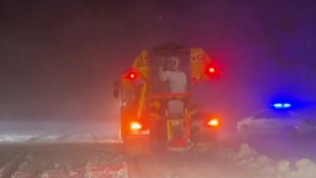 Десет автобуса са блокирани край Поликраище заради снега