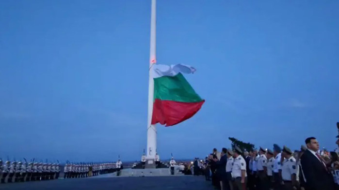 Свалиха националния флаг на хълма „Боровец“ заради лошото време