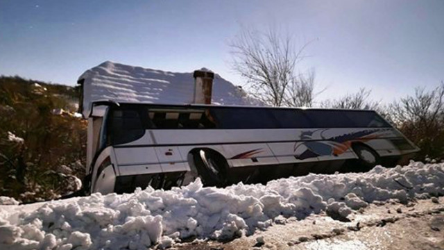 Автобус с работници се обърна и се спря в къща, има пострадали