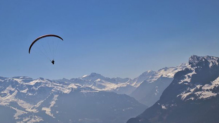 Пилот получи забрана да лети, след като обезглави парашутист с