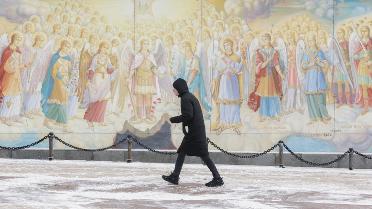 Снежна буря със силни ветрове удари Украйна в понеделник, оставяйки повече от