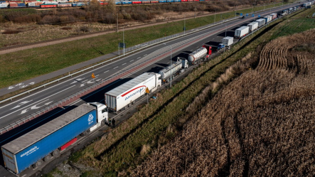 Полски шофьори на камиони и фермери започнаха денонощна блокада на