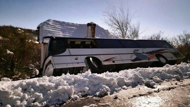 Пътниците от автобуса който се обърна върху къща във врачанското