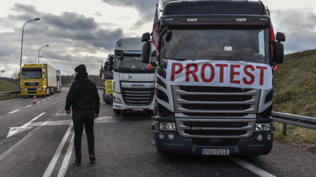 Словашките превозвачи на камиони заплашват да блокират основния граничен пункт