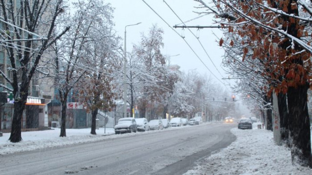 След снежния капан: Само три училища в страната остават затворени