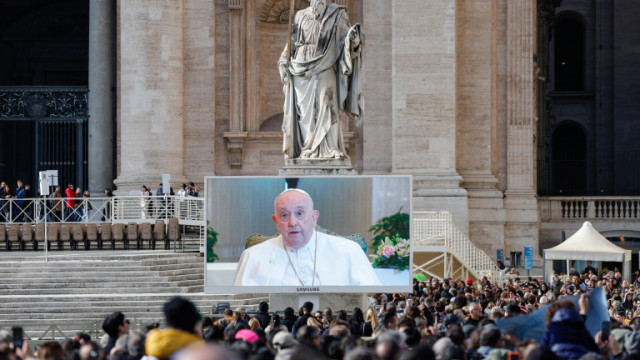 Папа Франциск се обърна с хриптящ глас и ограничи говоренето си на