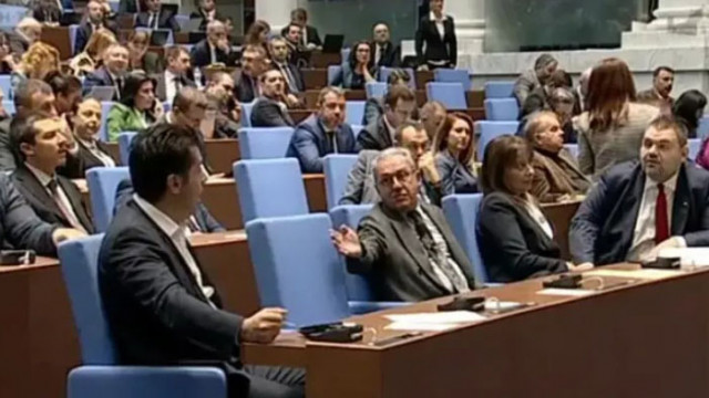 Пеевски и Кирил Петков се скараха за Денков в пленарната зала
