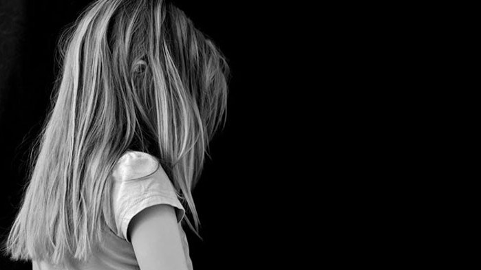 Жена скубала и ритала 10-годишно момиче