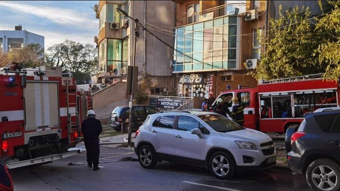 Подпалиха изоставена къща в центъра на Варна (ВИДЕО)