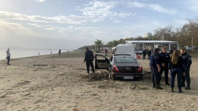 Автомобил заседна на северния плаж в Бургас