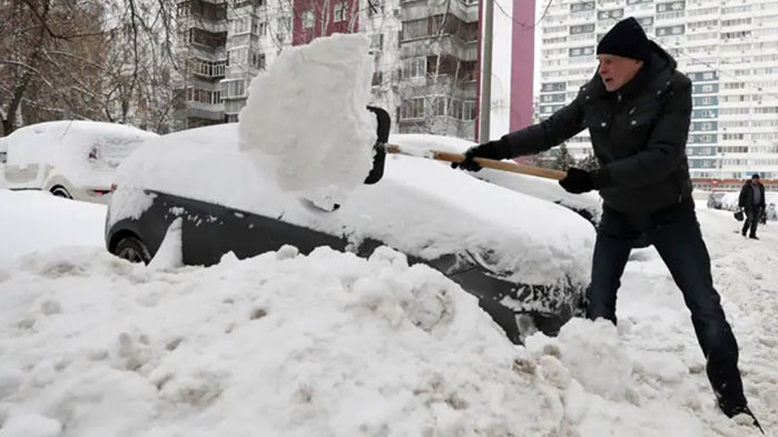 Обилен снеговалеж в руската столица. Снегът прекъсна движението по пътищата