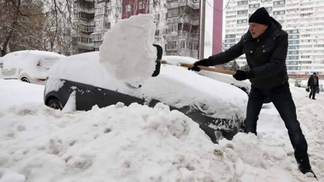 Обилен снеговалеж в руската столица Снегът прекъсна движението по пътищата