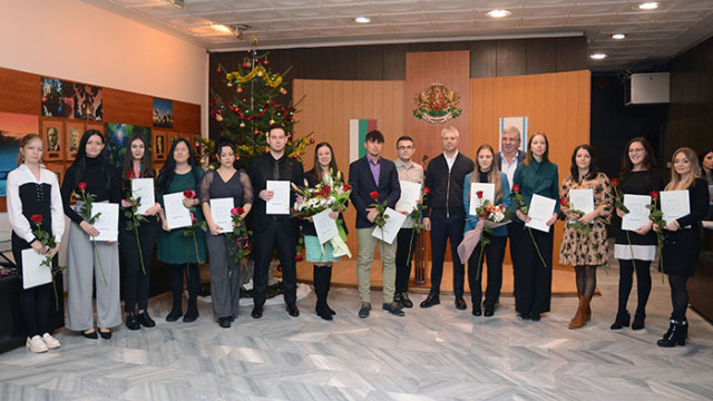 Наградиха млади учители и студенти от Варна