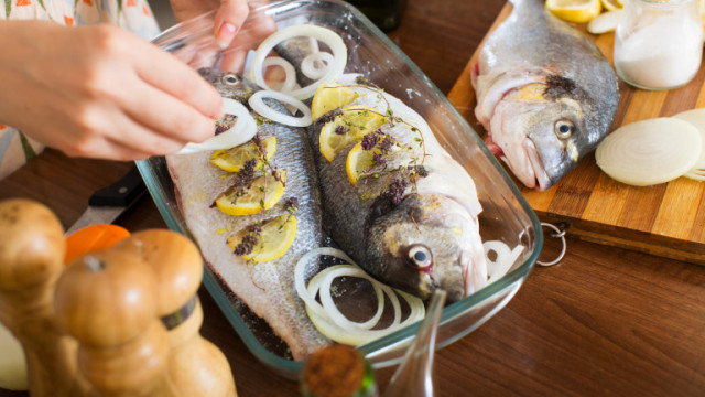 Да приготвим риба без неприятната миризма в кухнята: 6 хитрини, за да се получи