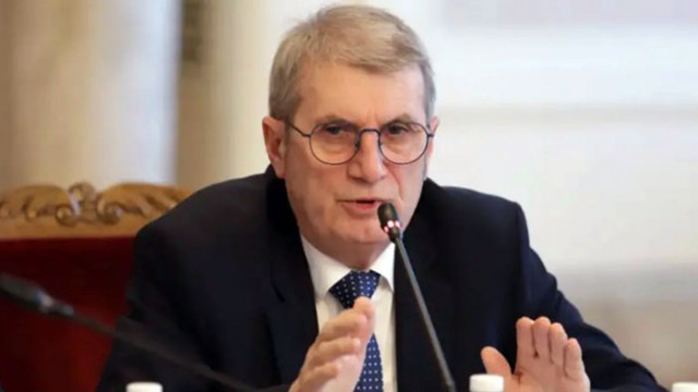 Здравният министър Христо Хинков заяви че застава зад решението си