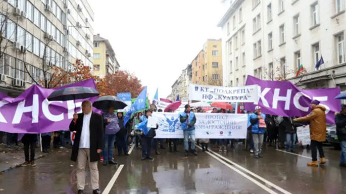 Те скандираха под прозореца на Денков: Слез! Културни дейци от