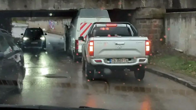Млада шофьорка на бус се заклещи под мост в София