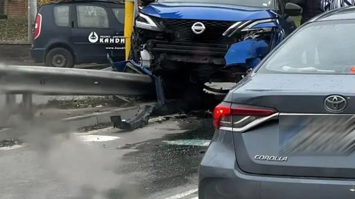 Отново нелепа катастрофа в София: Кола се заби в светофар в "Младост"