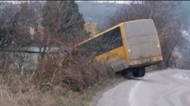 Училищен автобус самокатастрофира и падна в канавка край пътя Инцидентът